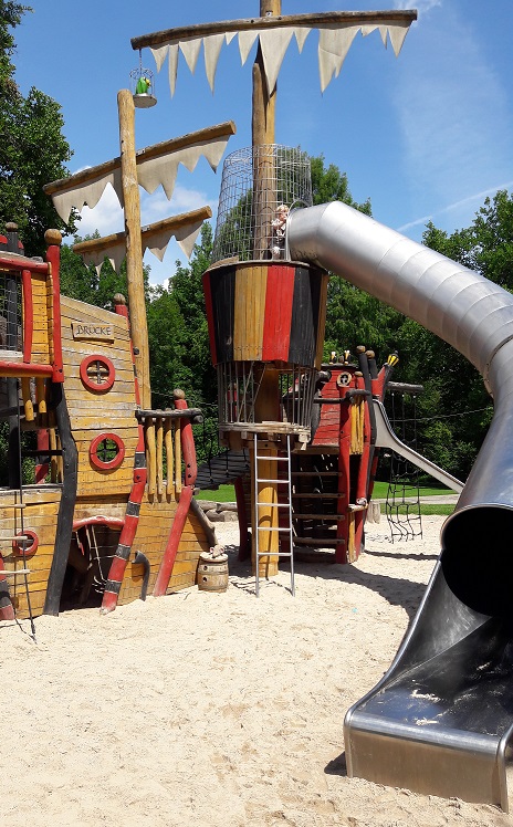 Spielplatz mit Piratenschiff