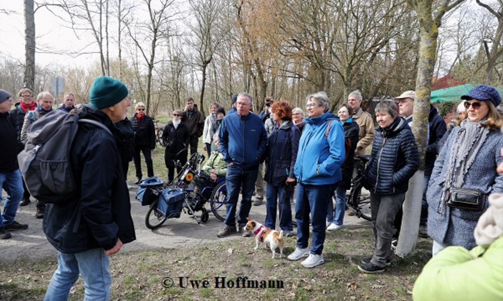 Dr. Ernst Paul Dörfler beim Rundgang mit vielen Intessierten um den Falkenhagener See im März 2026, Foto: Uwe Hoffmann
