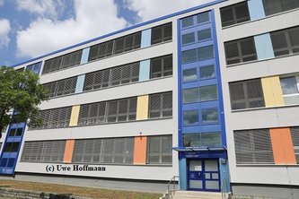 Im Rahmen der energetischen Sanierung 2018/19 erhielt die Außenfassade der Gesamtschule dicke Dämmplatten und Sonnenschutzjalousien