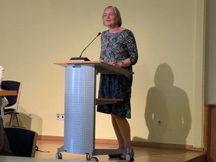 Kreistag, Petra Budke bei der Vorstellung des Antrags für Bildung