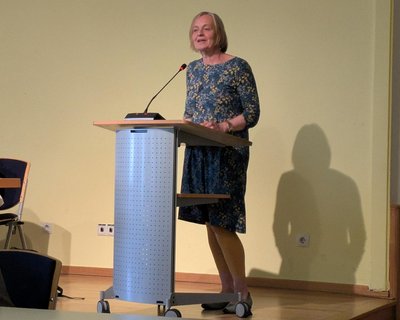 Kreistag, Petra Budke bei der Vorstellung des Antrags für Bildung
