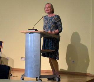 Kreistag, Petra Budke bei der Vorstellung des Antrags für Bildung