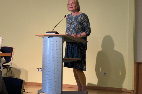 Kreistag, Petra Budke bei der Vorstellung des Antrags für Bildung