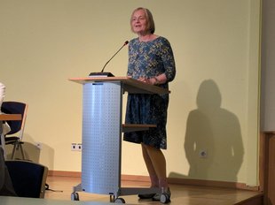 Kreistag, Petra Budke bei der Vorstellung des Antrags für Bildung