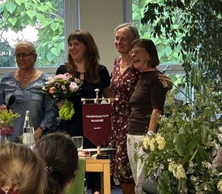 Organisatorinnen des Frauenstammtischs mit Ricarda Lang