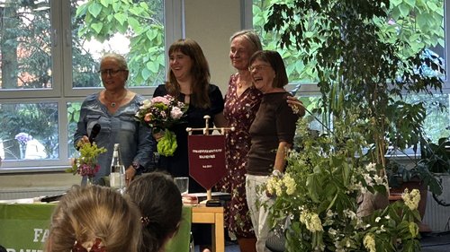 Organisatorinnen des Frauenstammtischs mit Ricarda Lang
