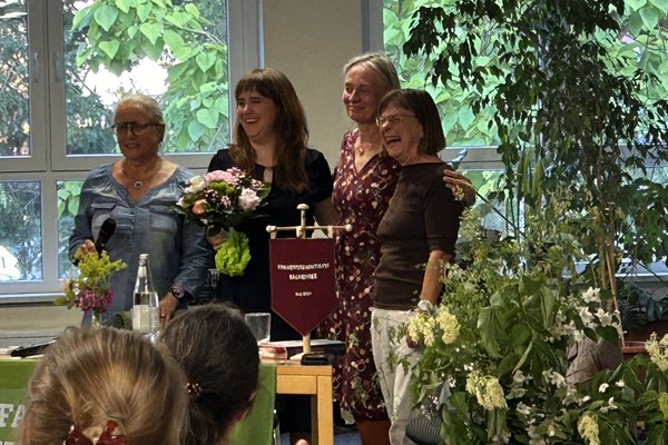 Organisatorinnen des Frauenstammtischs mit Ricarda Lang