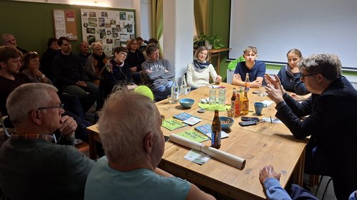 Die Anwensenden lauschen Michaels Ausführungen