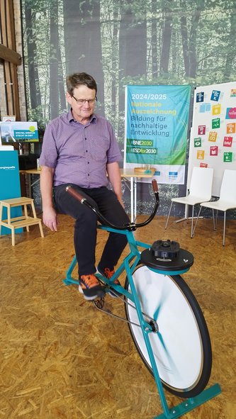 Heinz erradelt Smoothies beim Ausflug nach Feldheim, Foto: Grüne HVL