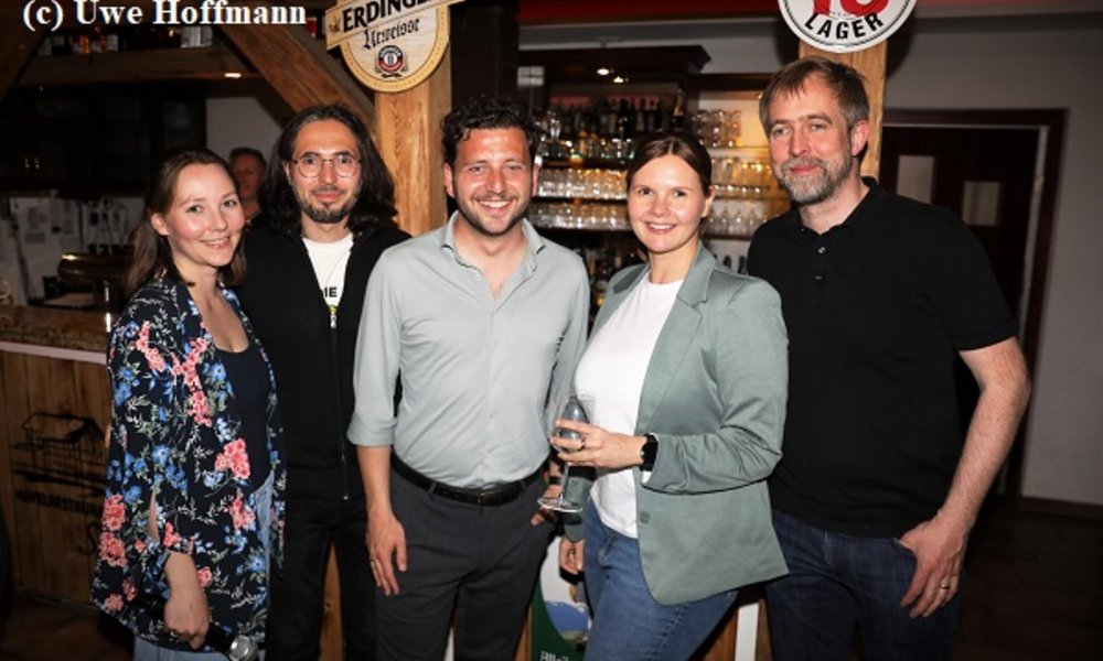 Felix mit dem Vorstand des Regionalverbands Westhavelland bei "Bier mit Banaszak" in Rathenow im April 2026, Foto: Uwe Hoffmann