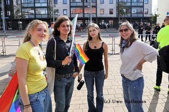 Drei Teilnehmer*innen der Grünen Jugend Brandenburg/Havel unterstützten den Rathenower CSD
