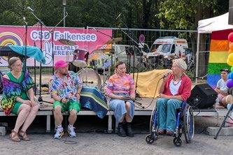 Diskussion u.a. mit Bjarne und Sille, CSD 2025, Foto: Grüne HVL