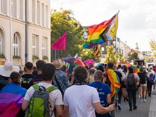 CSD Rahtenow - Demo von vielen Menschen mit Regenbogenfahnen durch die Stadt,