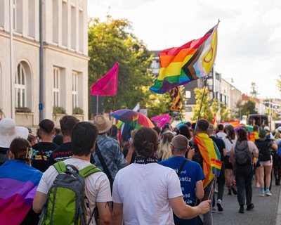 CSD Rahtenow - Demo von vielen Menschen mit Regenbogenfahnen durch die Stadt,