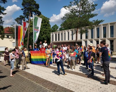 Rund 100 Bürgerinnen und Bürger protestieren vor dem Dallgower Rathaus für Toleranz und Vielfalt, nachdem die Regenbogenflagge angezündet worden war. 