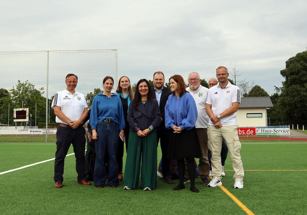 Sommertour, Pegah Edalatian beim Besuch in Brieselang, Foto: Grüne HVL