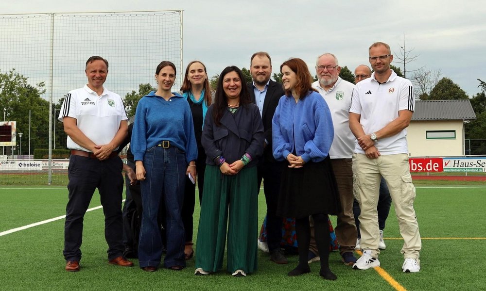 Sommertour, Pegah Edalatian beim Besuch in Brieselang, Foto: Grüne HVL