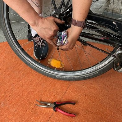 Demontage des Hinterrades, aushängen des Zugs für die Schaltung, Foto: Grüne HVL