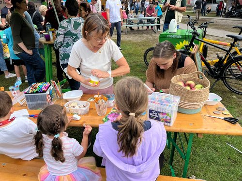 Kinder malen und basteln am Tisch auf Sommerfest