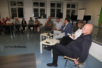 In der lebhaften Diskussion mit den Gästen In der lebhaften Diskussion mit den Gästen