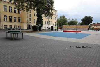 Abgeschlossene Neugestaltung der Freiflächen (1,3 Hektar) des Schulcampus „Friedrich Ludwig Jahn“: nahezu ausnahmslos versiegelte Flächen