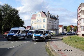 Gut geschützt durch sieben Polizei-Transporter an der Spitze der CSD-Parade