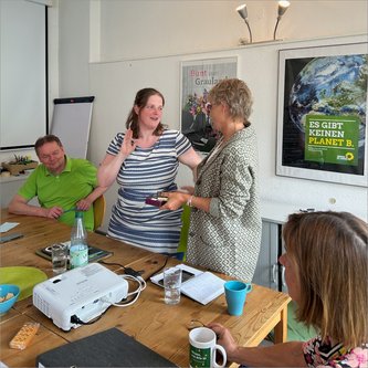 Antje bedankt sich im Namen des Kreisvorstandes und der Anwesenden bei Dr. med. Andrea Nakoinz für den sehr informativen Vortrag, Foto: Grüne HVL