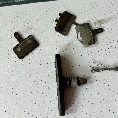 Bremsbacken hydraulische Scheibenbremse (oben), Bremsbacke mechanische Bremse (unten), Foto: Grüne HVL