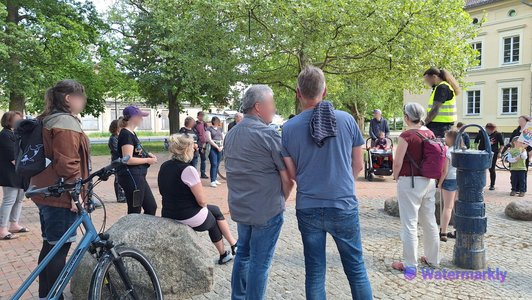 Teilnehmende –  Aktion #AfDVerbotJetzt mit einer Kundgebung und Demo auf dem Rathausplatz Nauen