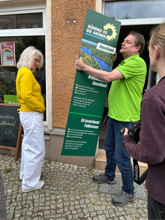 Pause während der Klausurtagung: Das neue Schild für´s Grüne Büro, Foto: Grüne Havelland