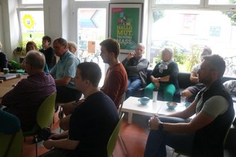 Gespanntes Zuhören, Foto: Grüne HVL