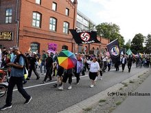 Die CSD-Parade auf dem Weg vom Bahnhof Rathenow zum Märkischen Platz