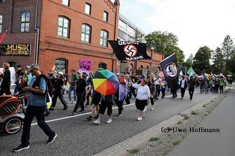 Die CSD-Parade auf dem Weg vom Bahnhof Rathenow zum Märkischen Platz