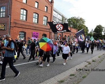 Die CSD-Parade auf dem Weg vom Bahnhof Rathenow zum Märkischen Platz