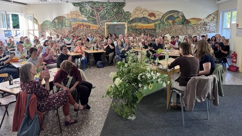 Gefüllter Saal beim Frauenstammtisch