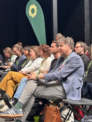 Zuhörende, vorn Michael Kellner, Mitglied des Deutschen Bundestages