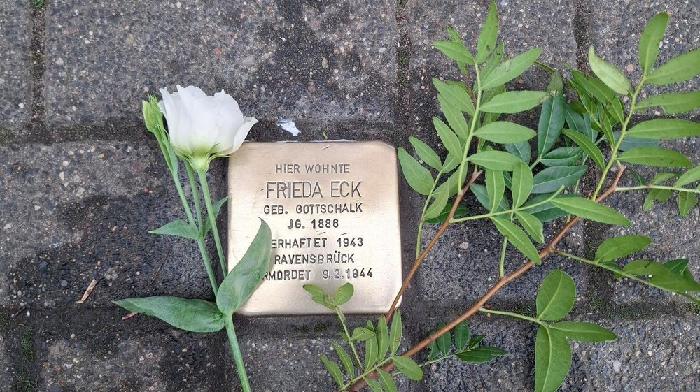 Stolperstein in Nauen mit Blumen