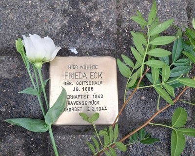 Stolperstein in Nauen mit Blumen
