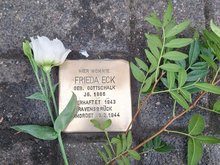 Stolperstein in Nauen mit Blumen