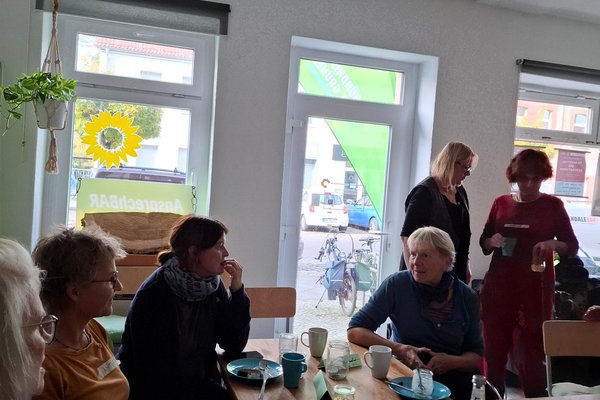 Erste Treffen der grünen Frauen im Havelland, Frühstück im Grünen Büro