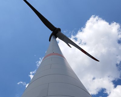 Windrad von unten fotografiert