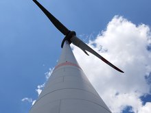 Windrad von unten fotografiert