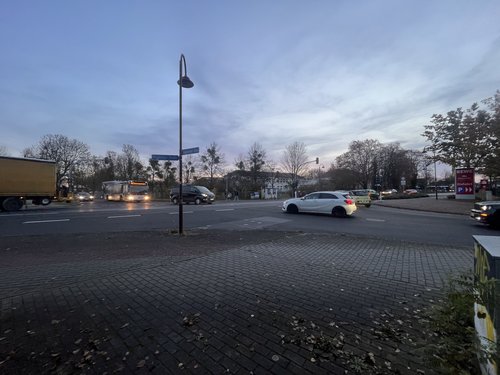 Schluweg, Kreuzung mit Fahrzeugen in Wustermark